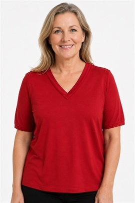 Pæn rød t-shirt fra Signature med v-hals