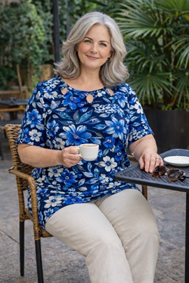 Signature t-shirt til kvinder med blå blomstret og smart halsåbning