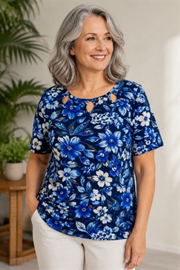 Signature t-shirt til kvinder med blå blomstret og smart halsåbning