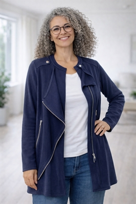 Lang cardigan i marine fra Signature med spændende detaljer