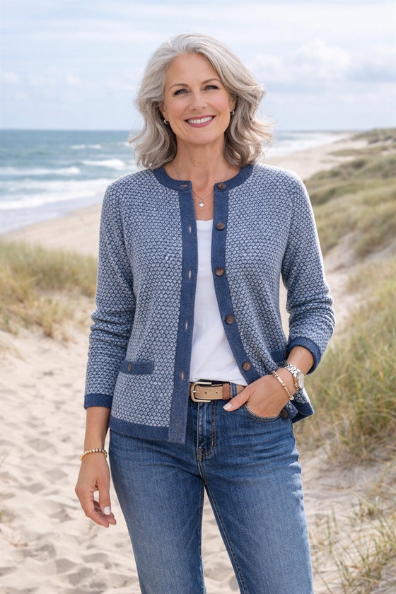 Skovhuus cardigan i lys blå med mørkere blå kontrast til damer