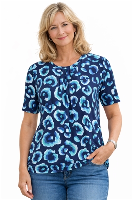 Flot T-shirt fra Sunday med marinefarvet bund og lyseblå blomster