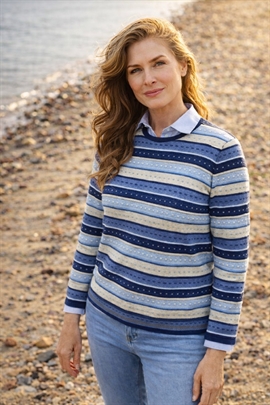 Forårs damestrik fra Sunday i blå og sand mønster.