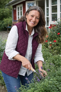 Vatteret damevest i bordeux med plysfoer fra Carla 