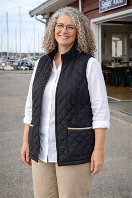 Vatteret damevest i sort med plysfoer fra Carla 