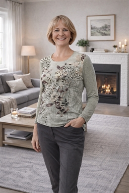 Gabrielle K let strik i støvgrønt med blomstermotiv