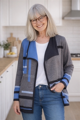 Åben cardigan i grå med blå kontrast striber og sten
