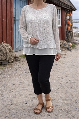 Hvid ciffionbluse i 2 lag med sort prik . 
