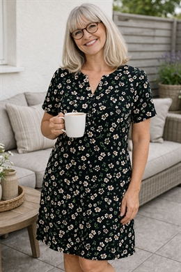 Billig sommerkjole med knapper - hvide blomster