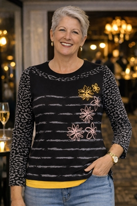 Micha T-shirt i sort og gul med blomstermotiv