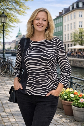 Micha t-shirt med dyremønster i "silkelook"  