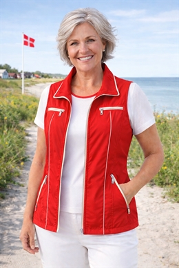 Micha vest i rød med smarte lynlås detaljer og hvid kontrast på krave