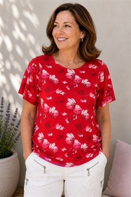 Rød blomstret t-shirt med flot ryg fra Brandtex