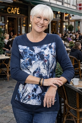 Maine blå t-shirt fra Signature med chiffon stykke og 3/4 ærmer