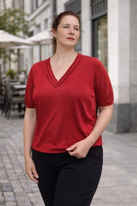 Pæn rød t-shirt fra Signature med v-hals