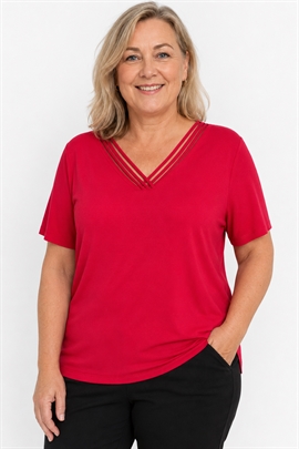 Pæn rød t-shirt fra Signature med v-hals