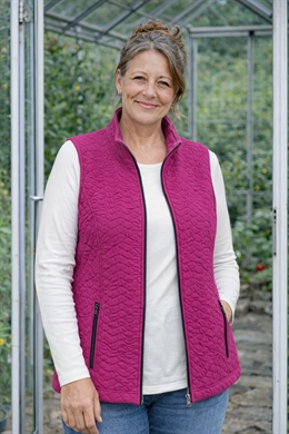 Quiltet dame vest i fusia rød fra Brandtex i blødt stof