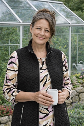 Dame vest i sort fra Sunday i blødt quiltet stof 