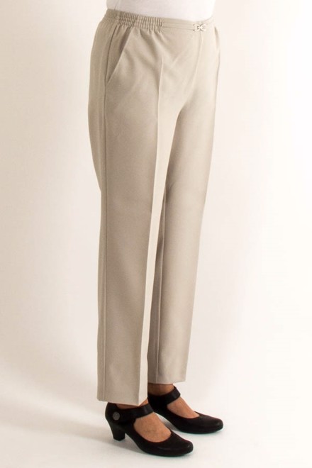  Brandtex bukser med elastik i taljen i mørk beige til damer. Model Anna med rummelig pasform. Sommer kvalitet