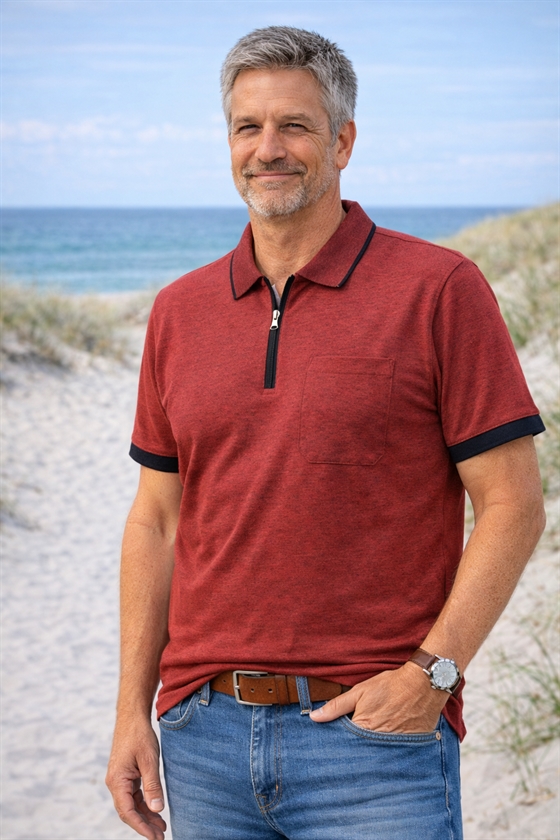 Polo shirts til mænd med kort ærme i smart rød melleret farve og sort kontrast