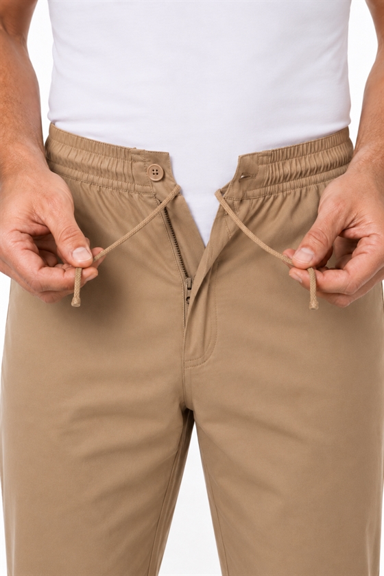 Carabou Jens beige herrebukser med elastik i taljen – helårsmodel med lynlås