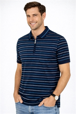 Polo shirts til mænd fra  MXO i marineblå med strikber. Korte ærmer og lynlås i halsen.
